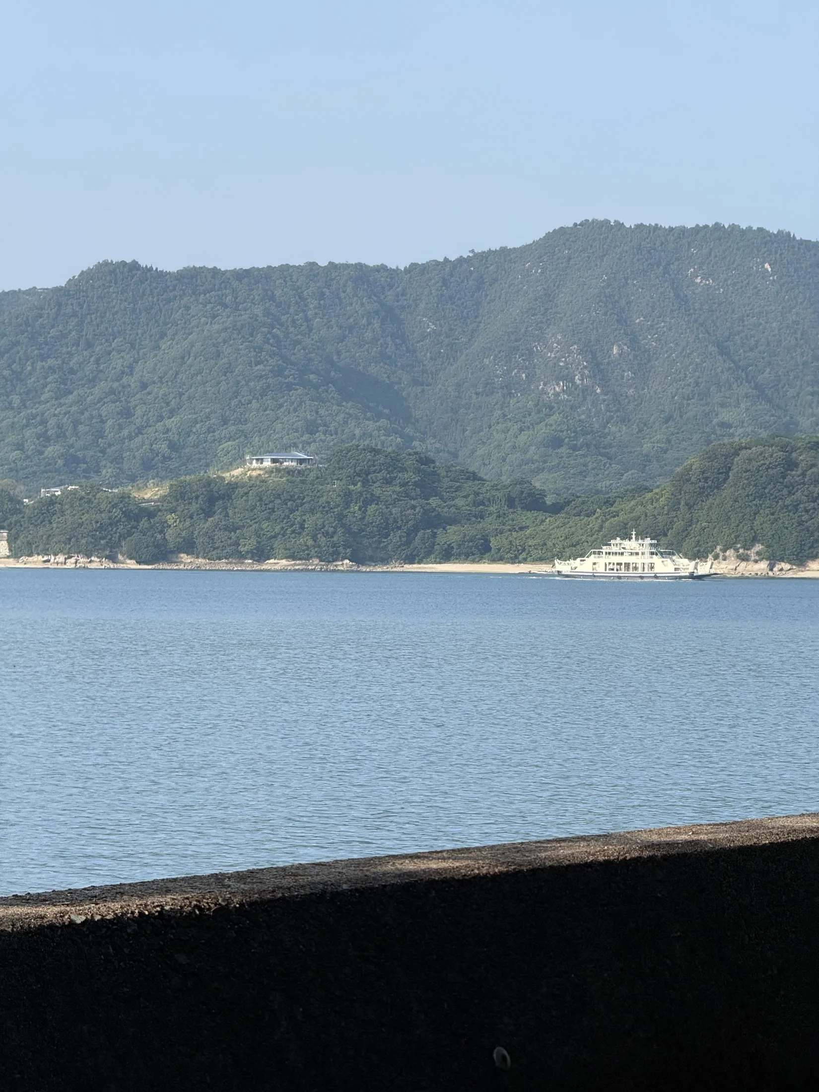 瀬戸内海を進むフェリー