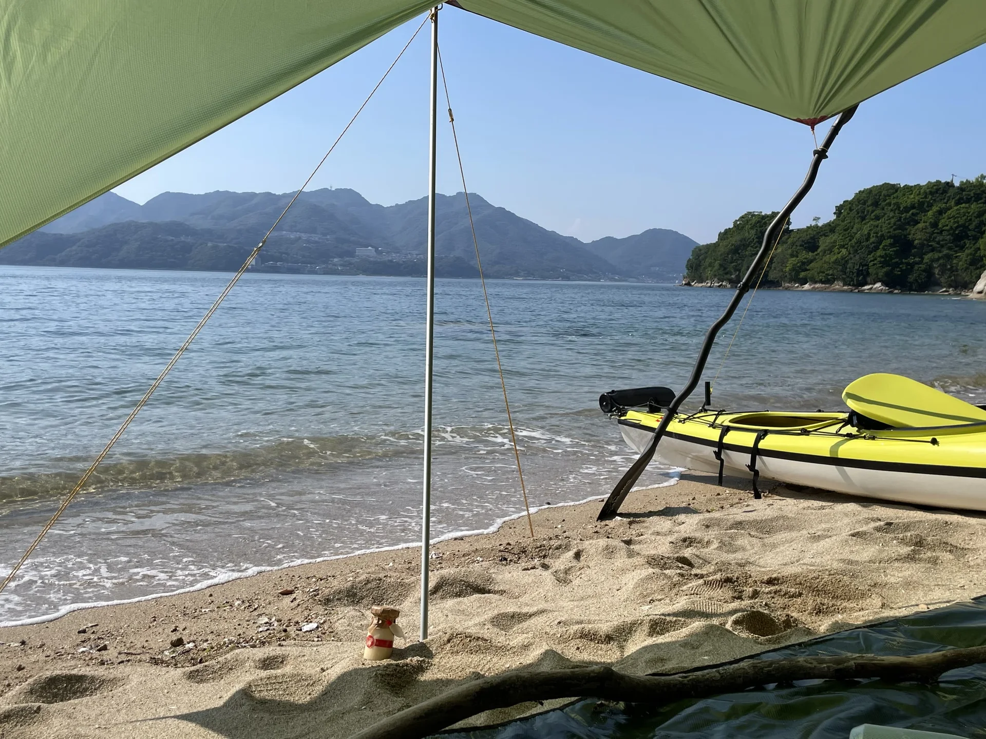 夏の瀬戸内海と浜辺