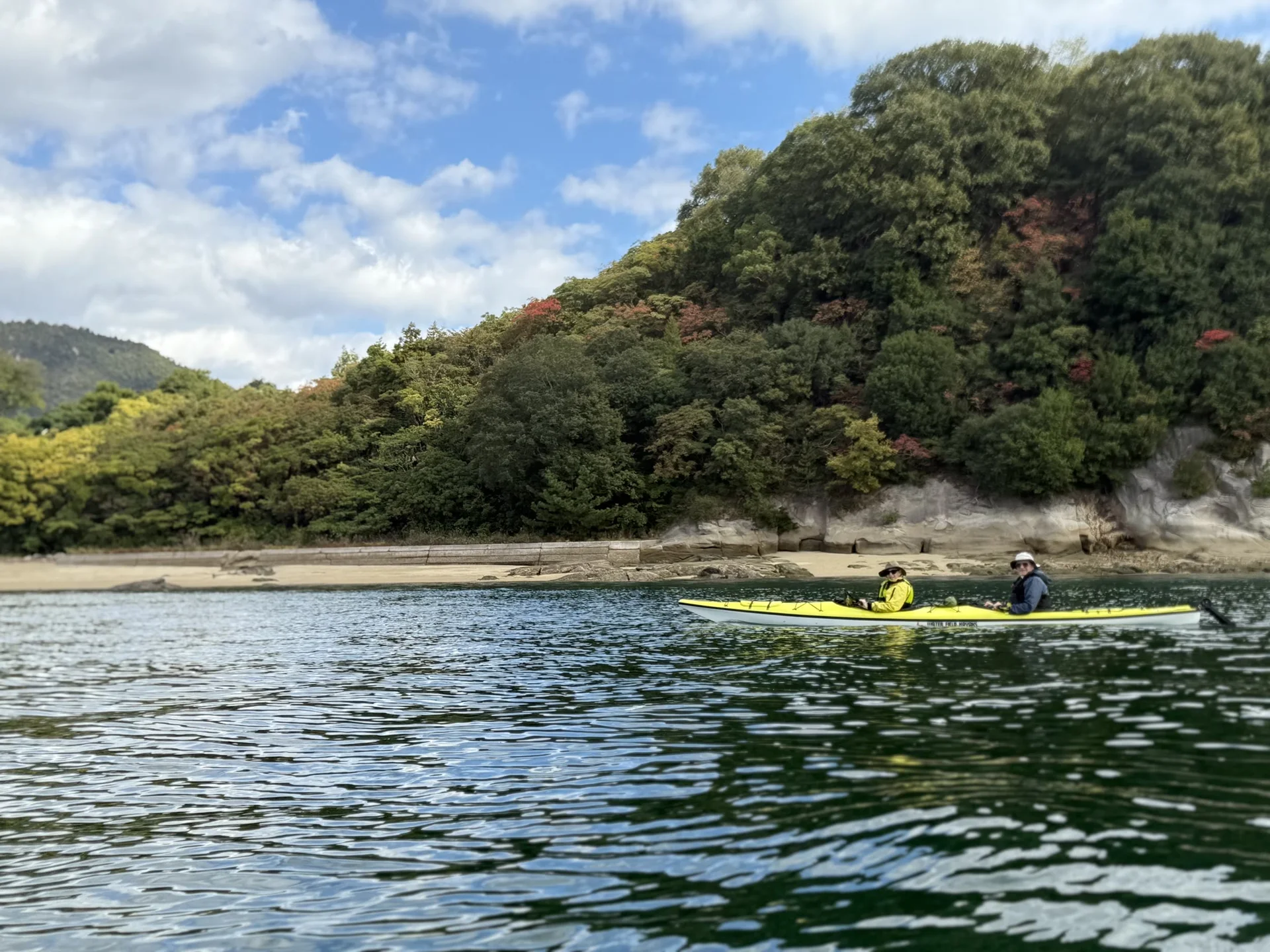 紅葉越しに望む瀬戸内海