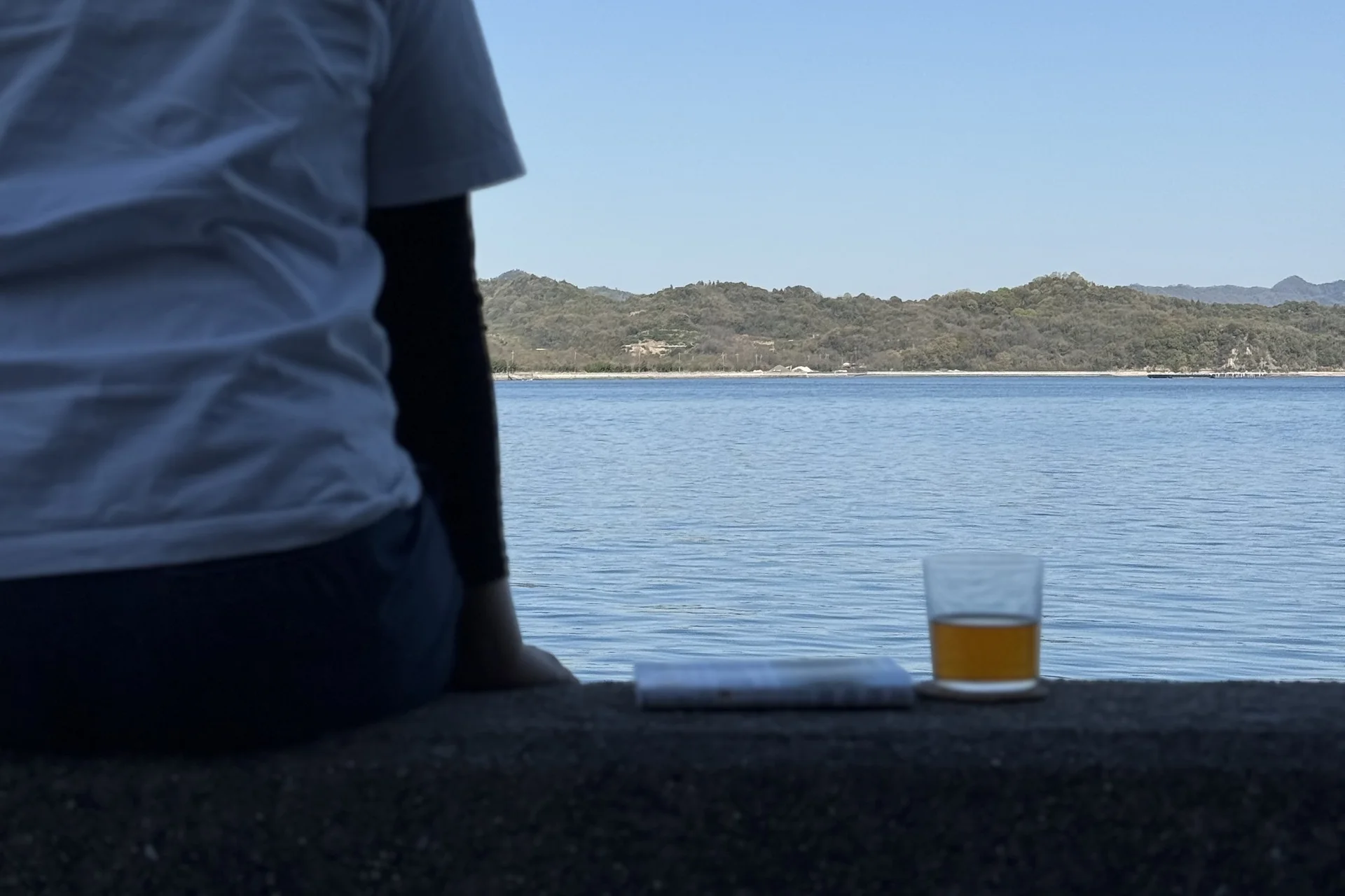 海を眺めながら飲み物とともにひと休みする時間
