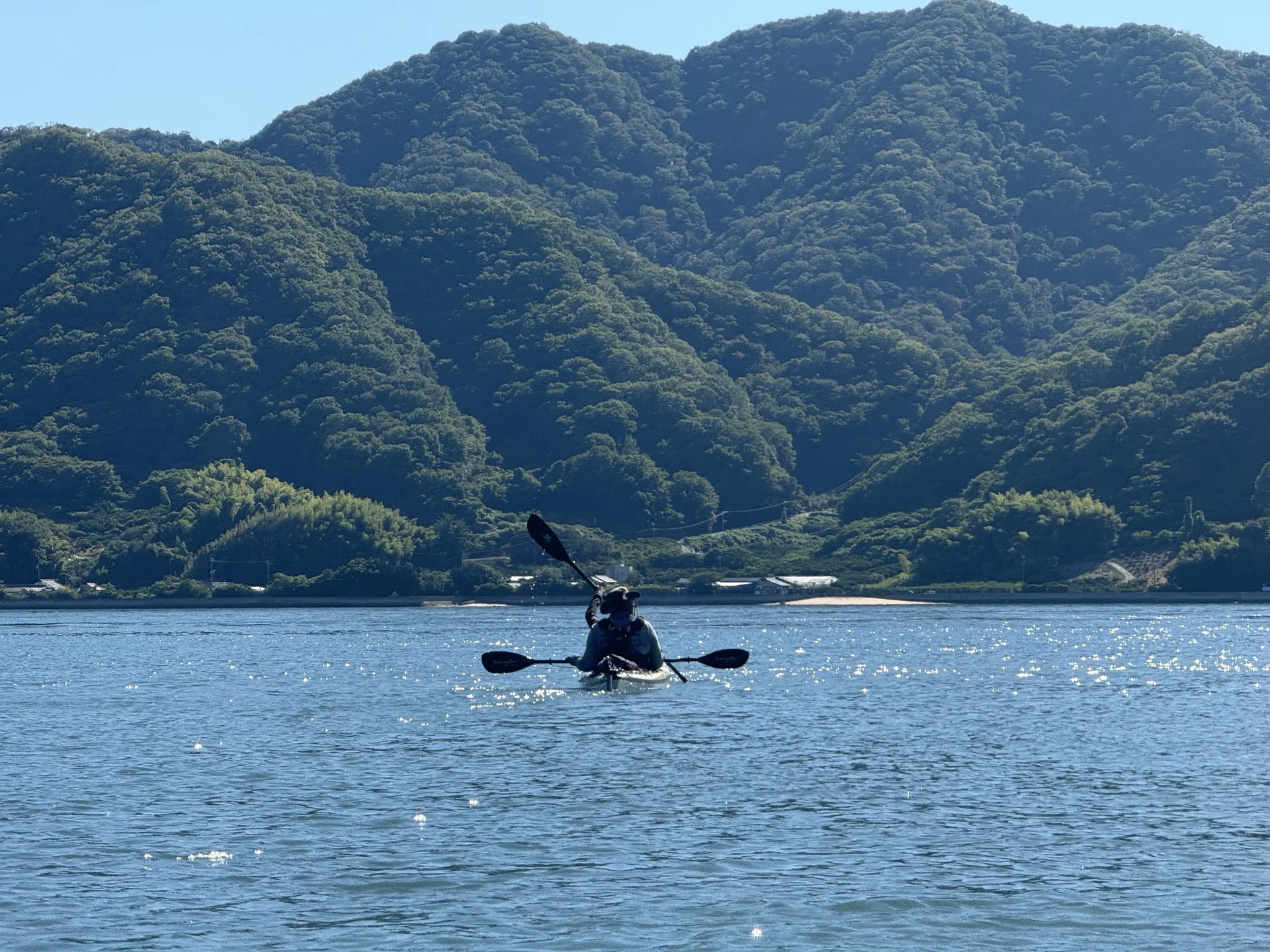シーカヤックで高根島の海を楽しむ風景