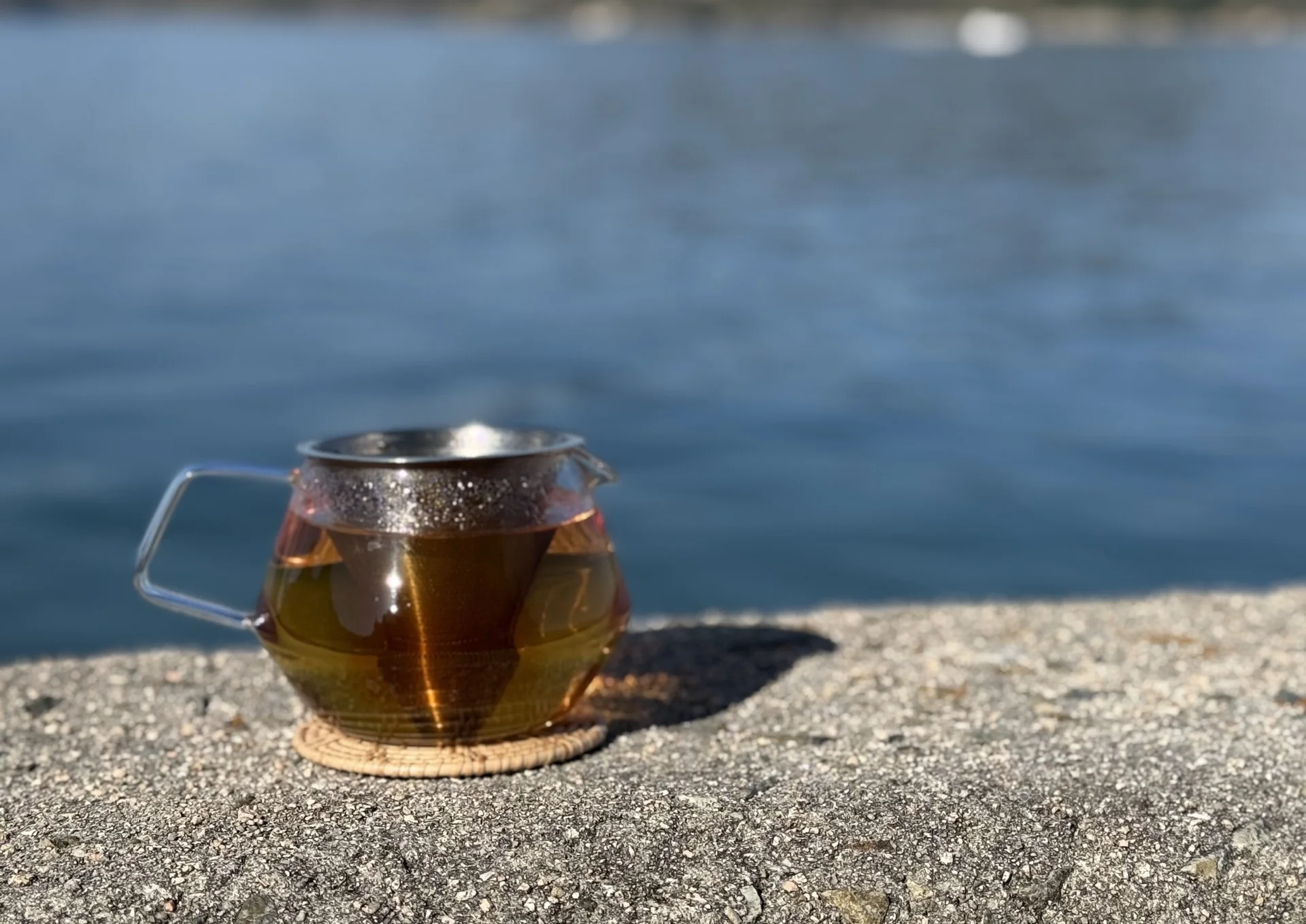 瀬戸内海を眺めながらお茶を楽しむ時間