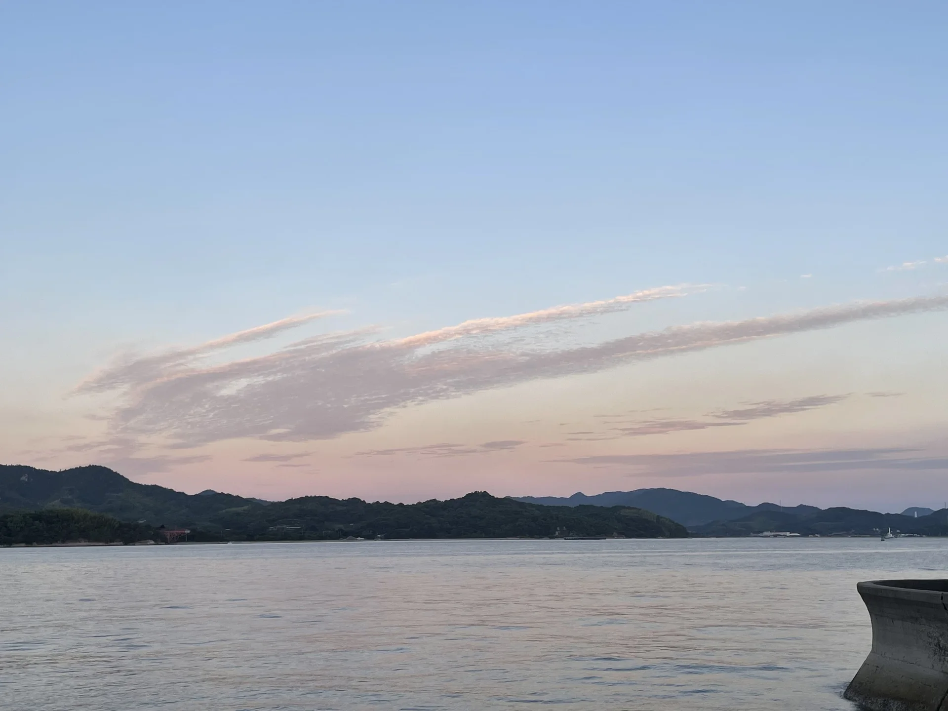 夕暮れ前の瀬戸内海と島影