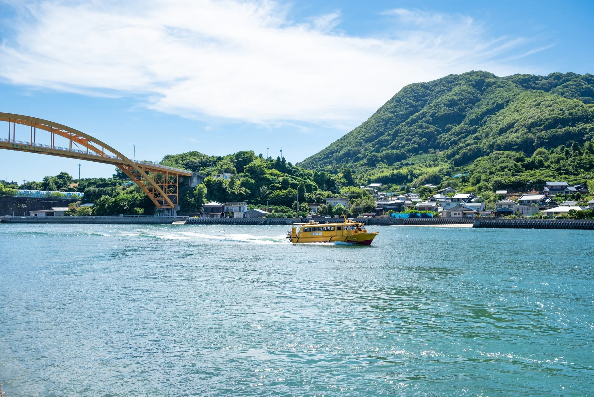 高根大橋と瀬戸田水道の風景