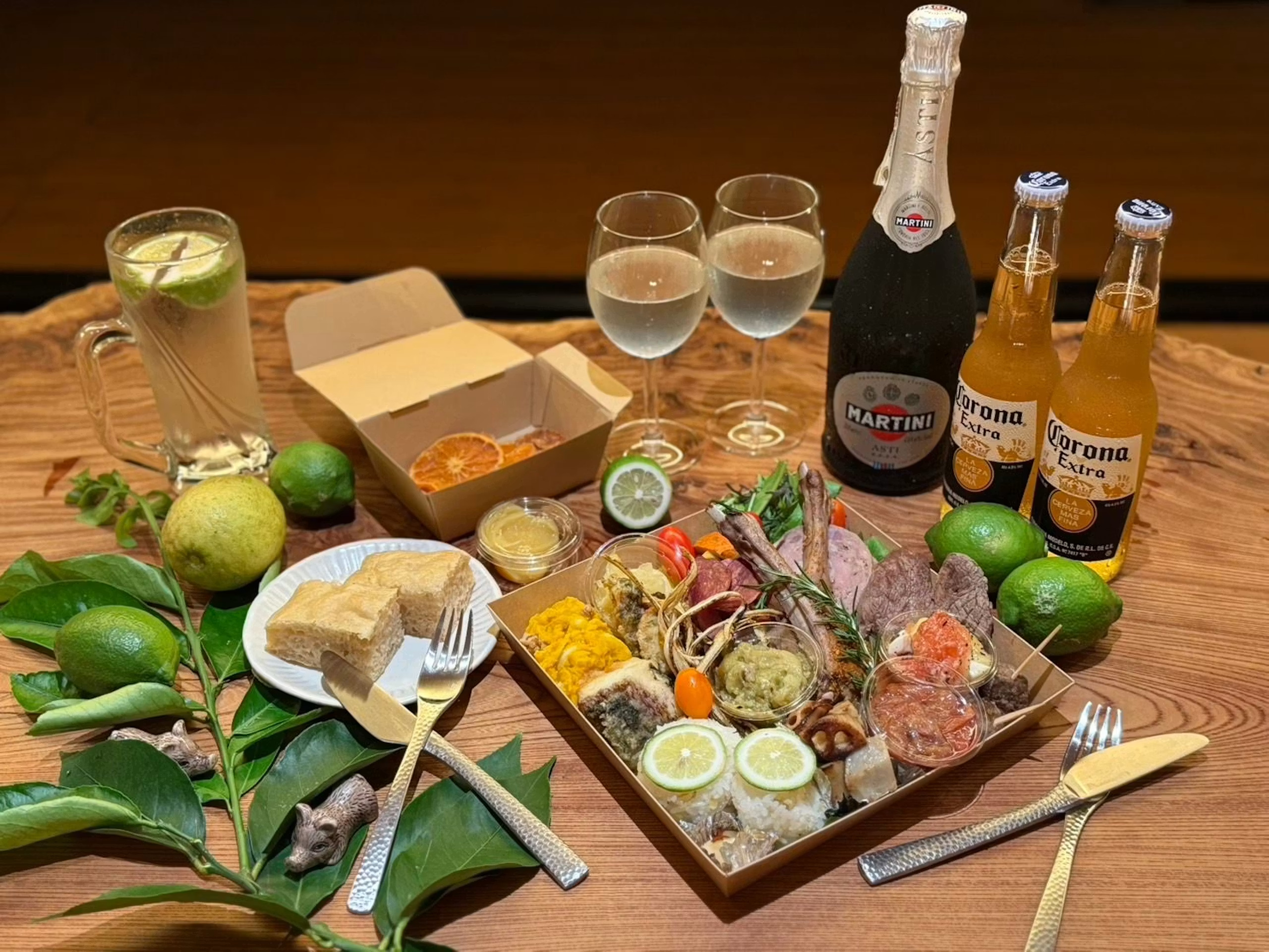 島の食材と飲み物を囲むfarm and bed SETODAの食卓