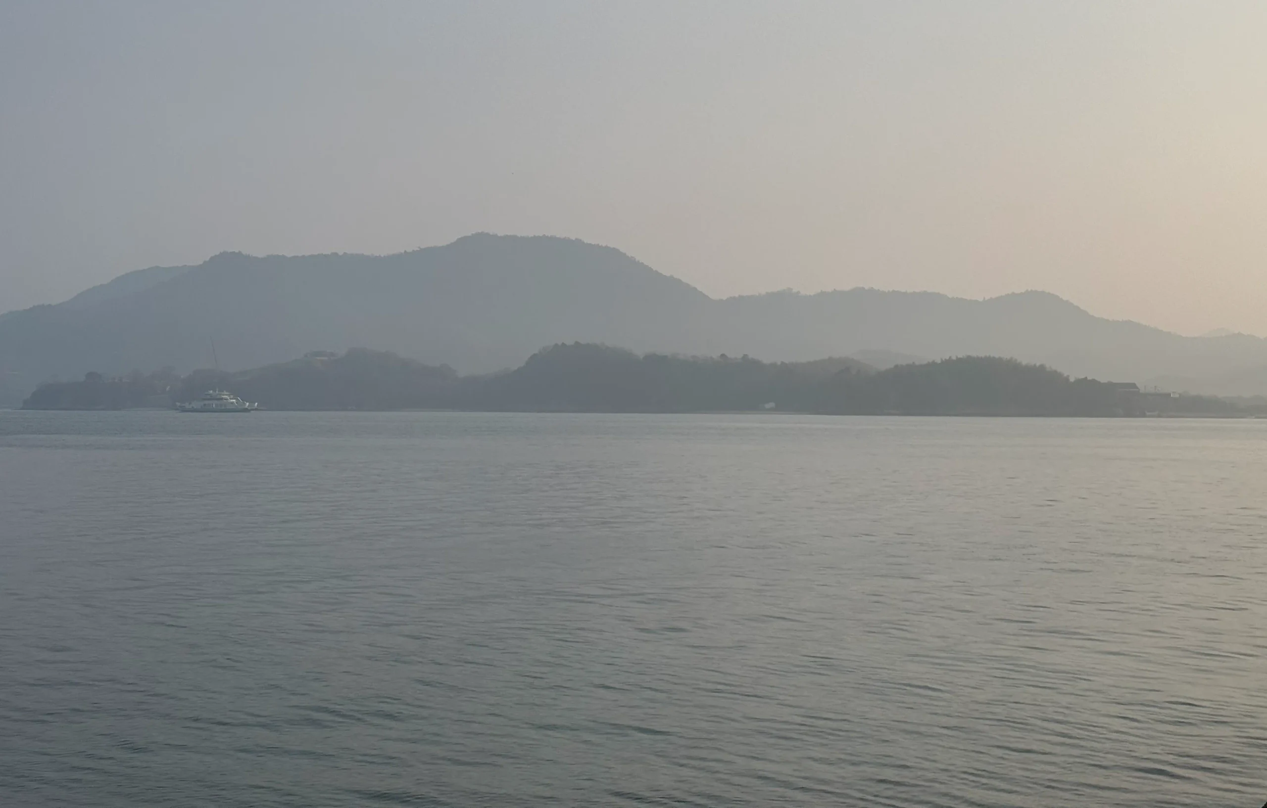 霧がかる瀬戸内海